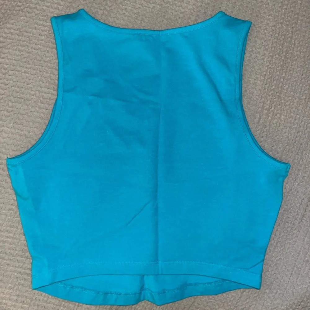 Simple Cropped Tank - Picture 2 of 3